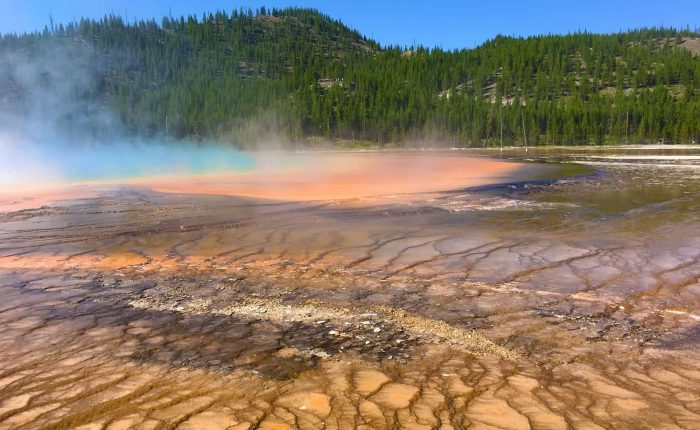 хайкинг среди вулканических ландшафтов парка Yellowstone