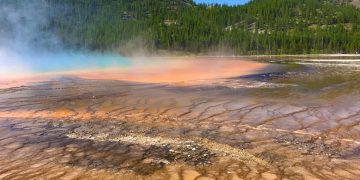 хайкинг среди вулканических ландшафтов парка Yellowstone